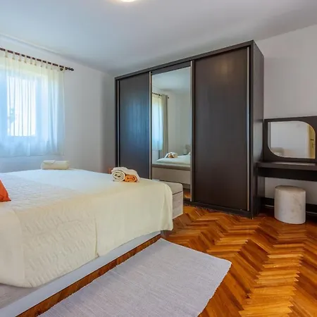 House Forest Paradise بيت للعطل Barban