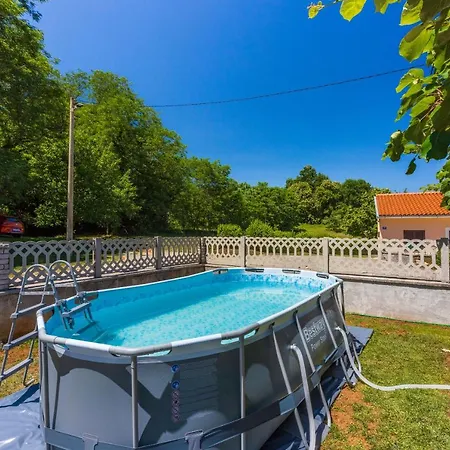 بيت للعطل House Forest Paradise
